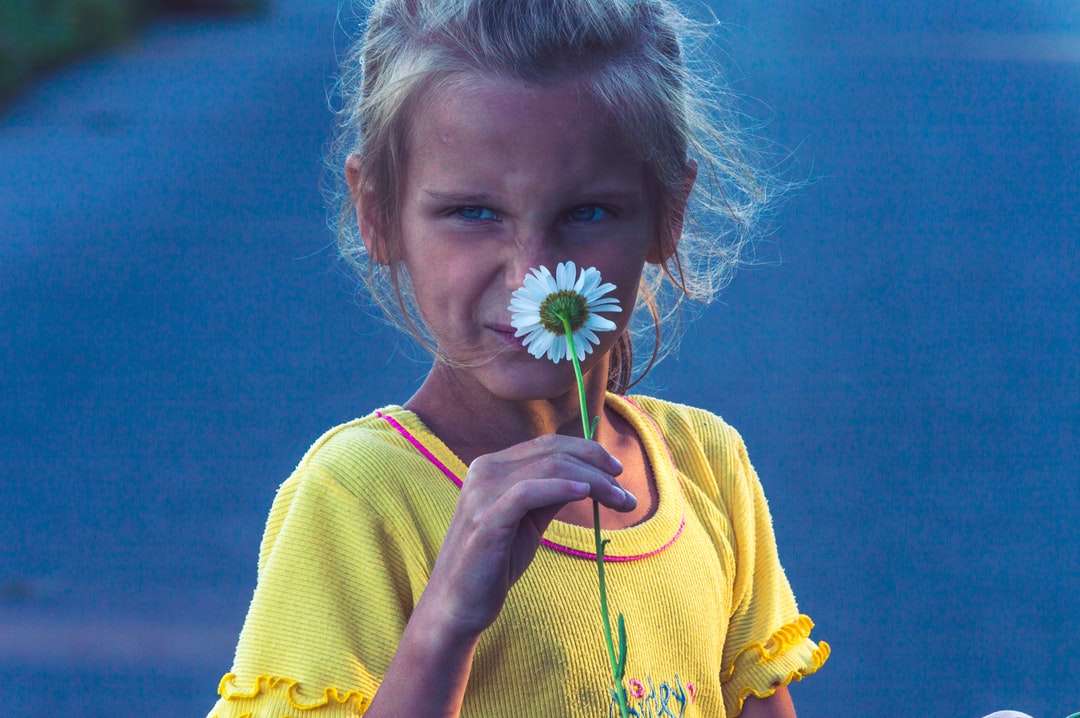 Dziewczyna w żółtej koszuli mienia żółtego kwiacie puzzle online
