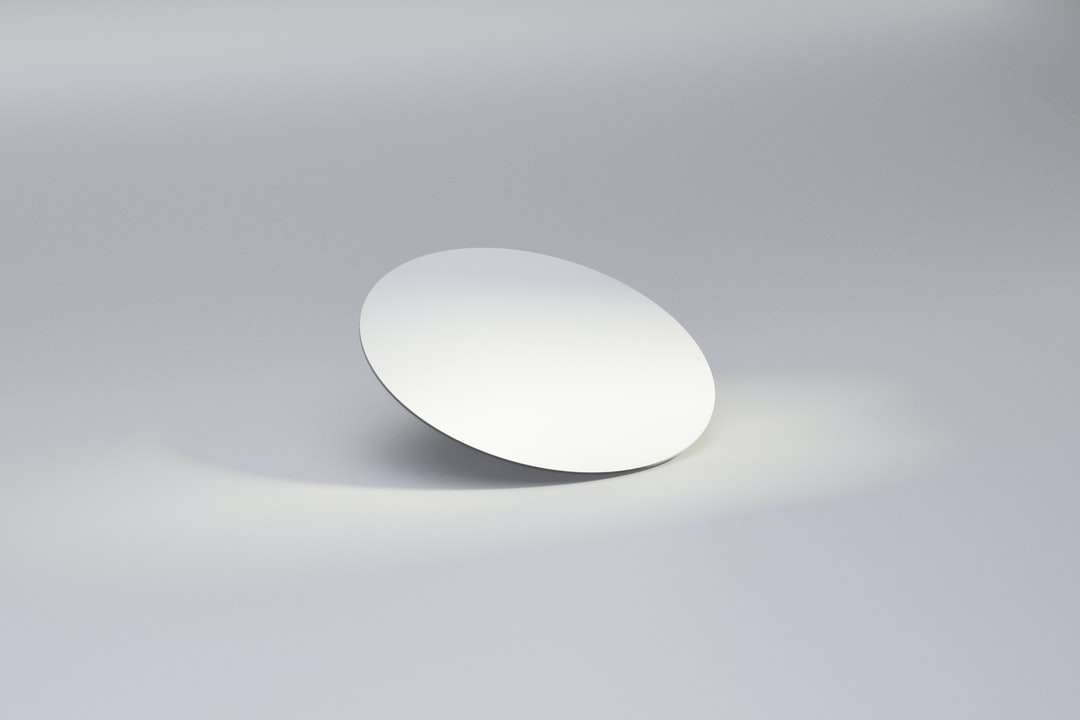 Huevo blanco sobre superficie blanca rompecabezas