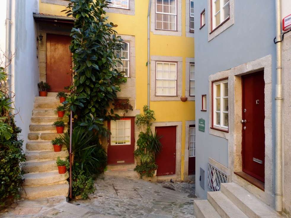 Kolorowa uliczka w Porto puzzle online