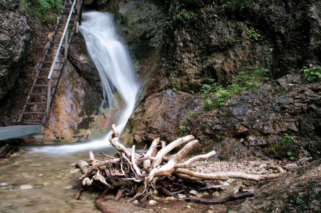 Wodospad w górach puzzle online