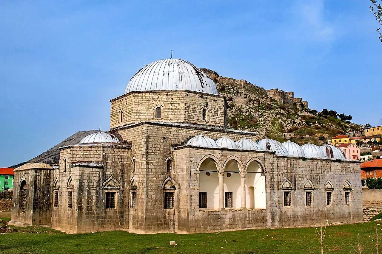 Górska wioska z kościołem w północnej Albanii puzzle online