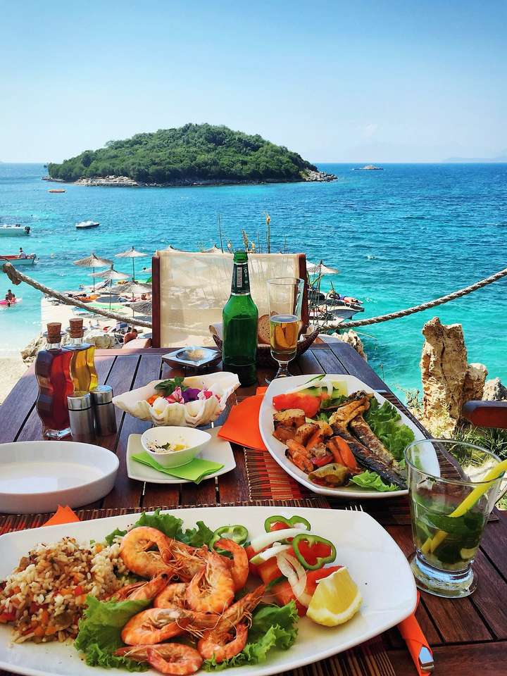 Mâncare lângă mare la Ksamil din Albania puzzle