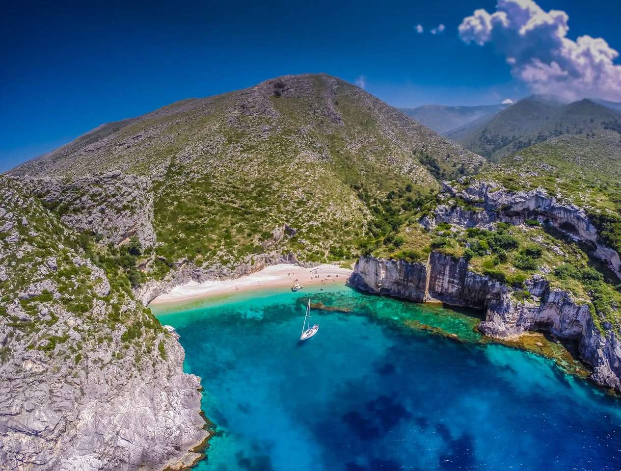 Grama Bay w Albanii puzzle online