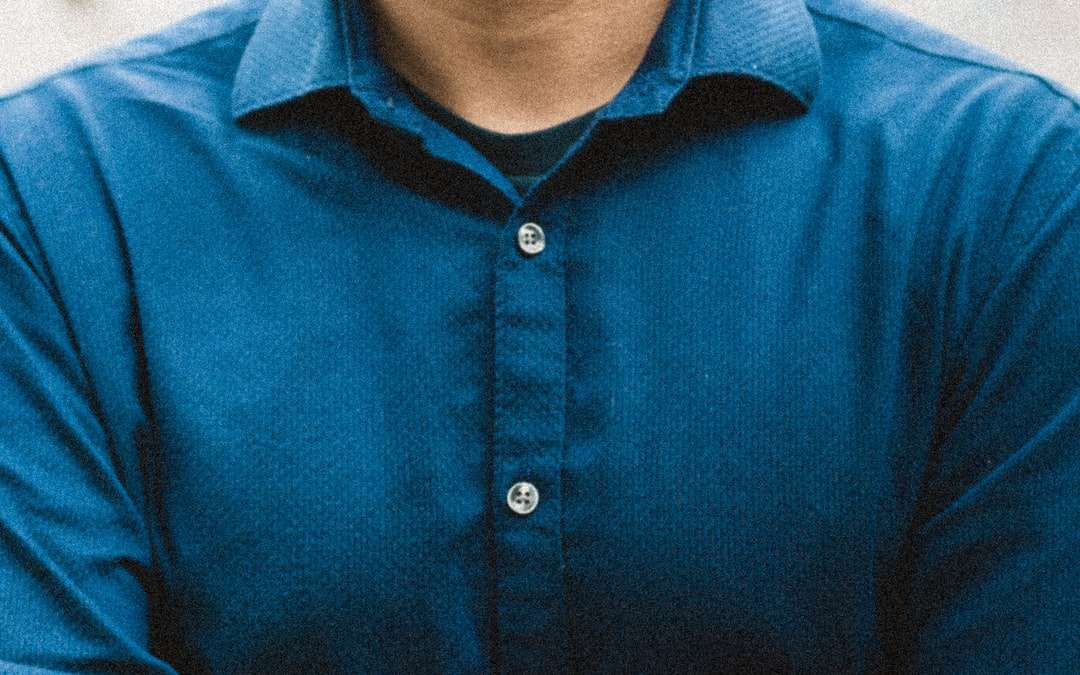 Mężczyzna w Blue Button Up Shirt puzzle online