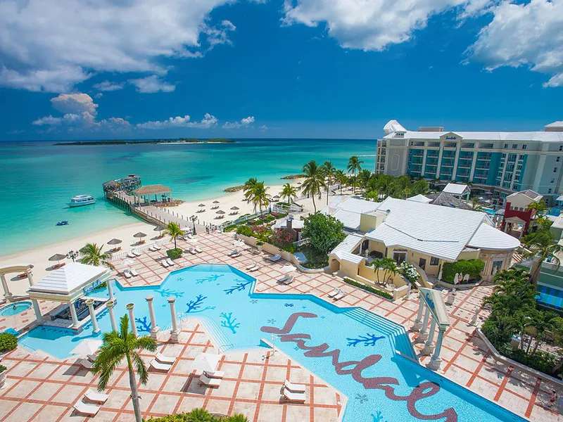 Hotel z plażą przy morzu puzzle online