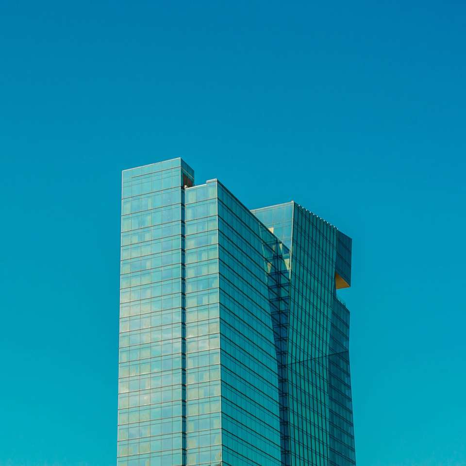 Biały i niebieski betonowy budynek pod błękitnym niebem puzzle online