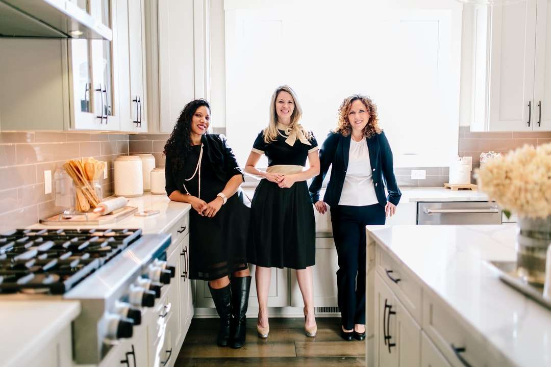 3 kobiety stojące w kuchni puzzle online