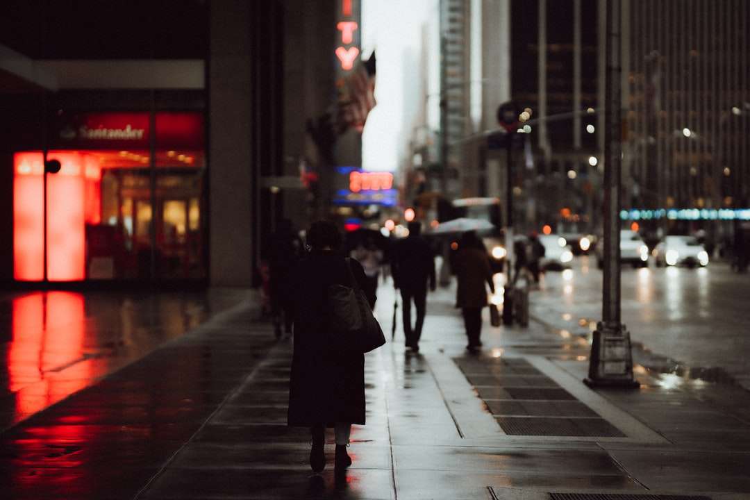 Ludzie chodzą na chodniku w czasie nocnym puzzle online