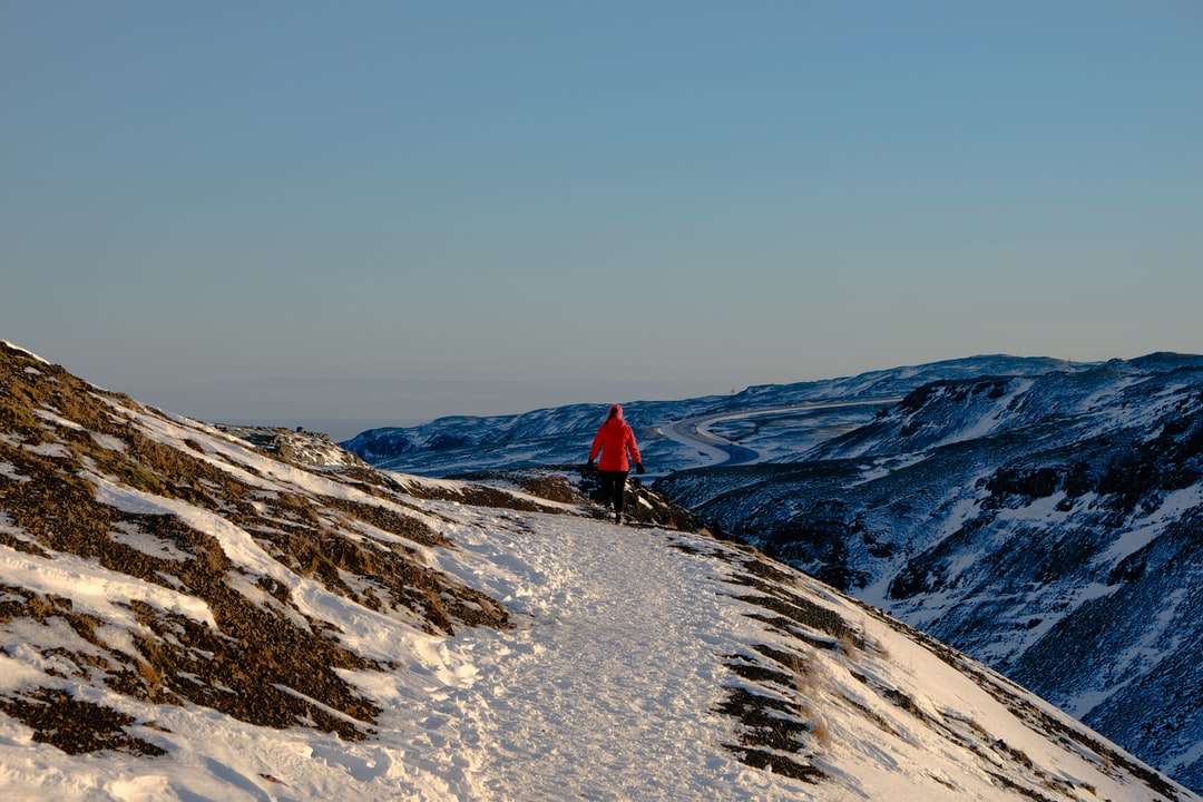 Osoba w czerwonej kurtce spaceru na śniegu gór górze puzzle online