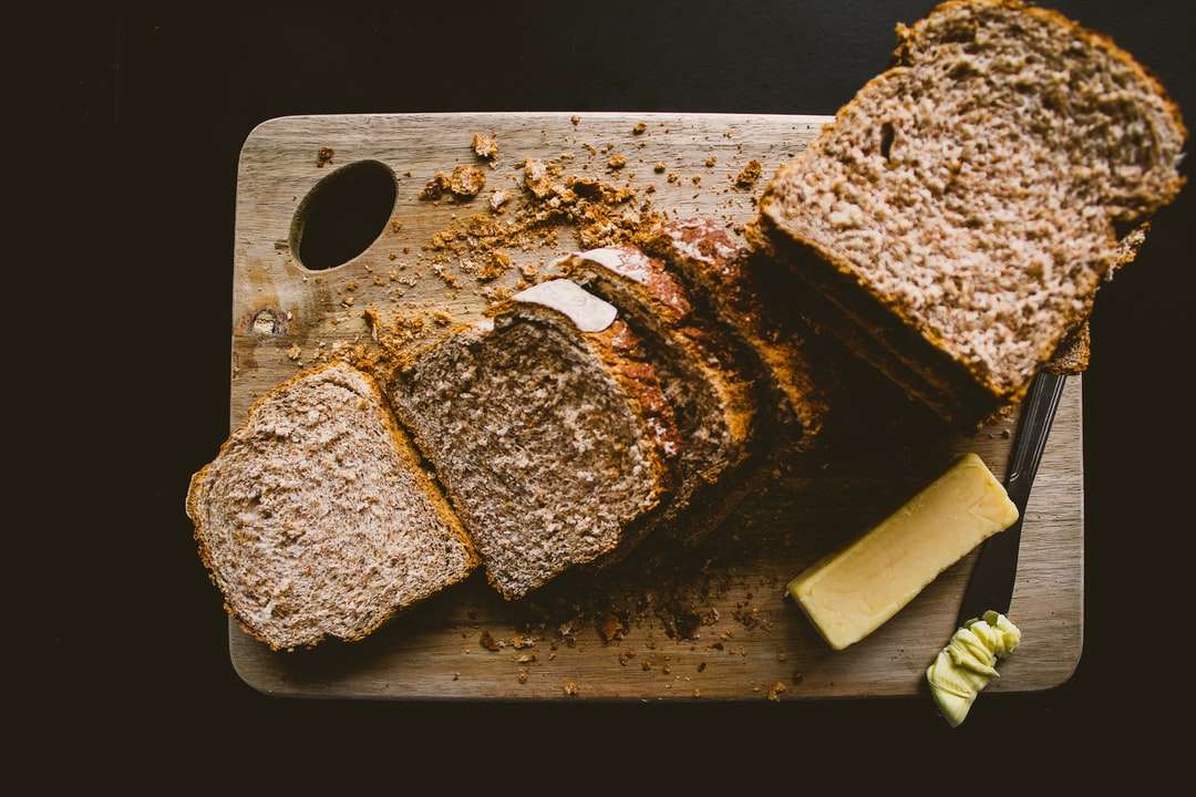 Brązowy chleb na brązowej drewnianej desce do krojenia puzzle online
