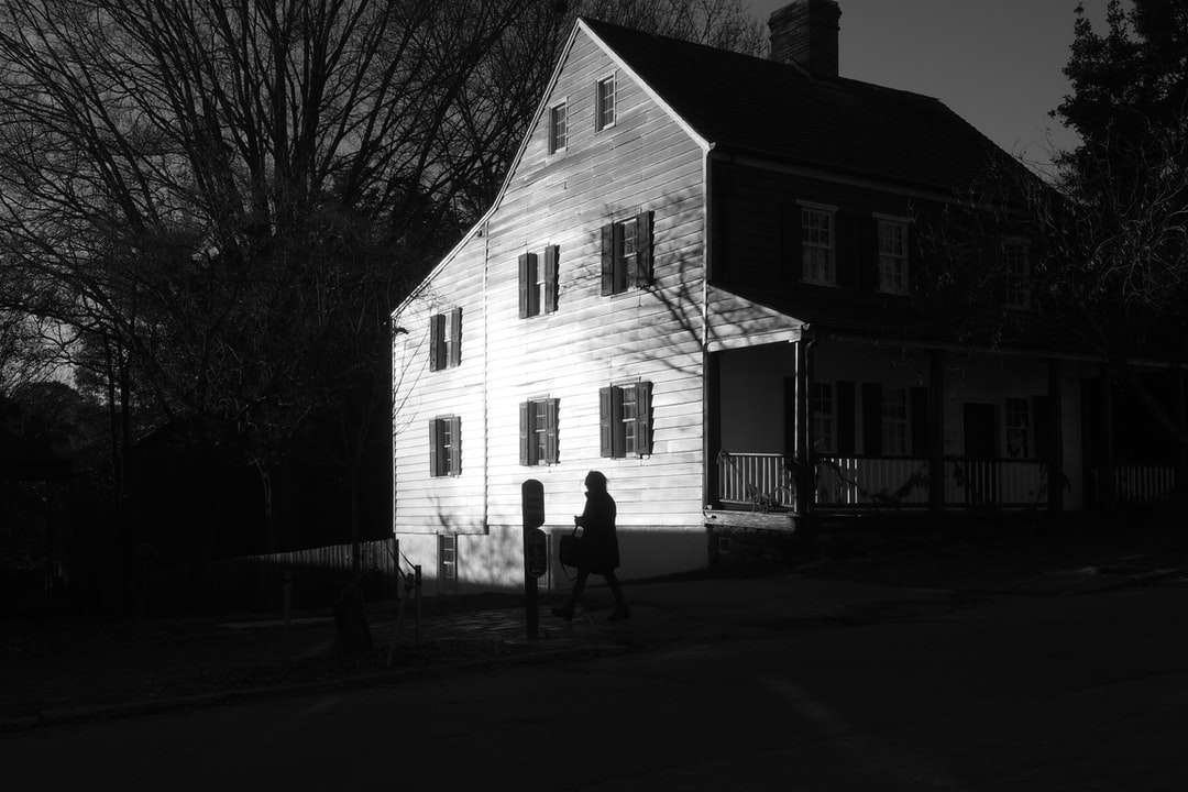 2 osoby stojące przed białym i brązowym domu puzzle online