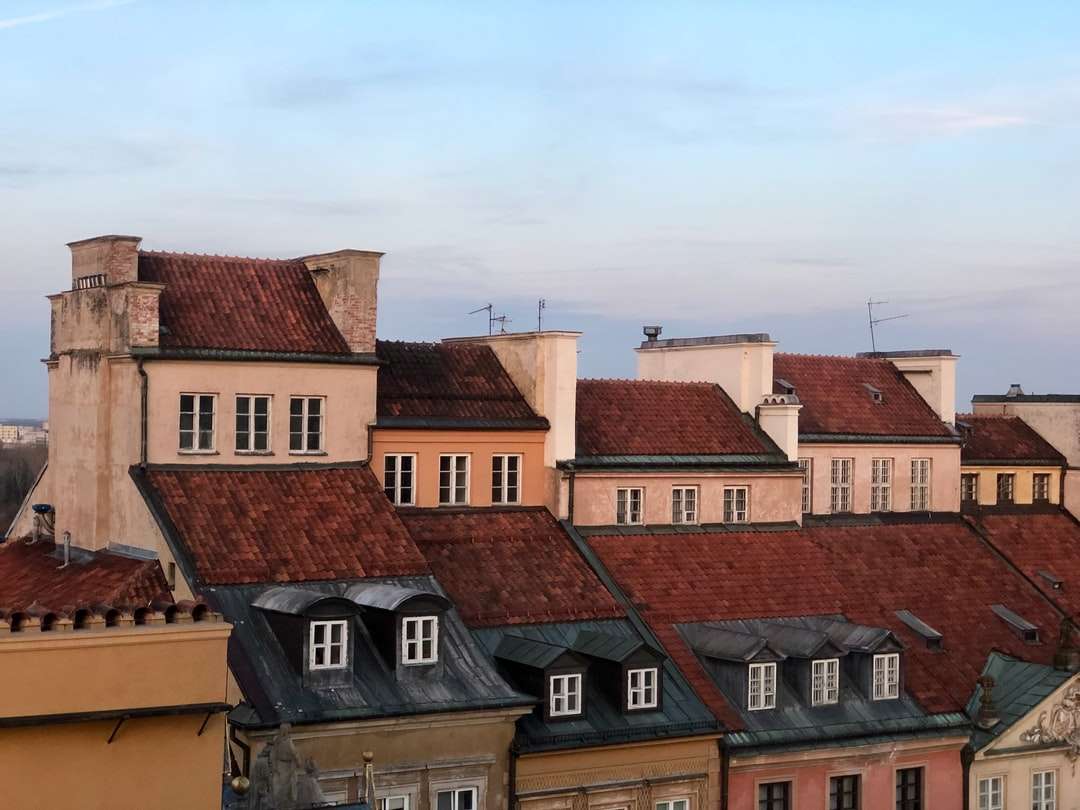 Brązowe i białe betonowe domy pod błękitnym niebem puzzle online