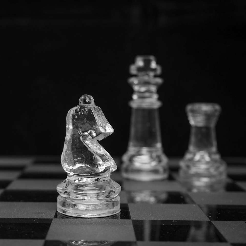 Graustufenfoto von Schachfiguren Puzzle