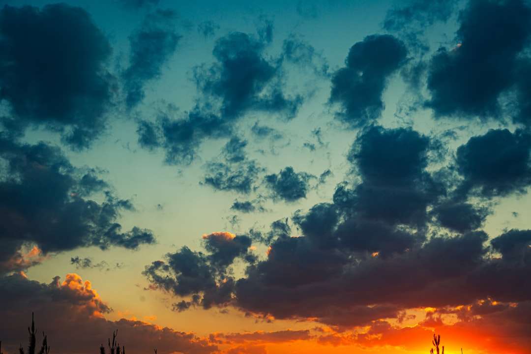 Niebieskie i pomarańczowe chmurne niebo podczas zachodu słońca puzzle online