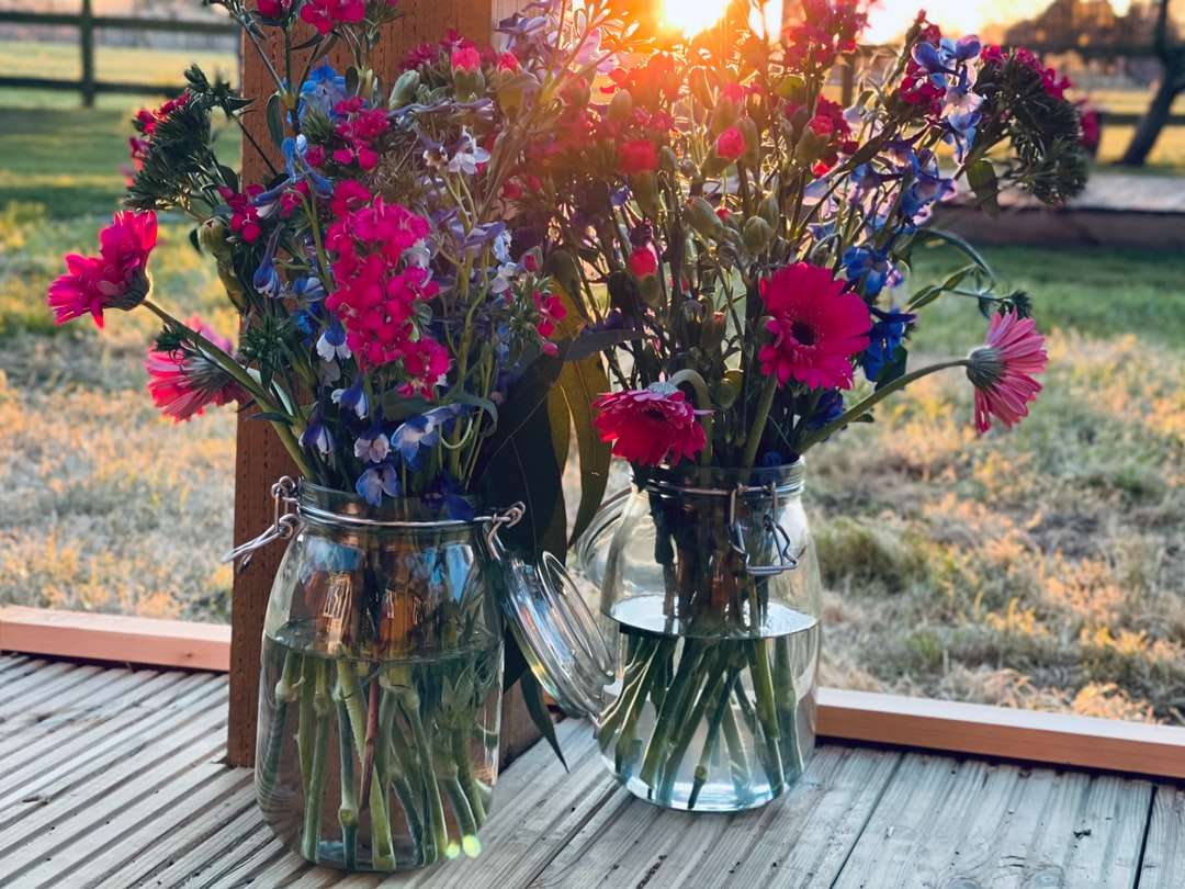Czerwone i żółte kwiaty w jasnej szklanej wazie puzzle online