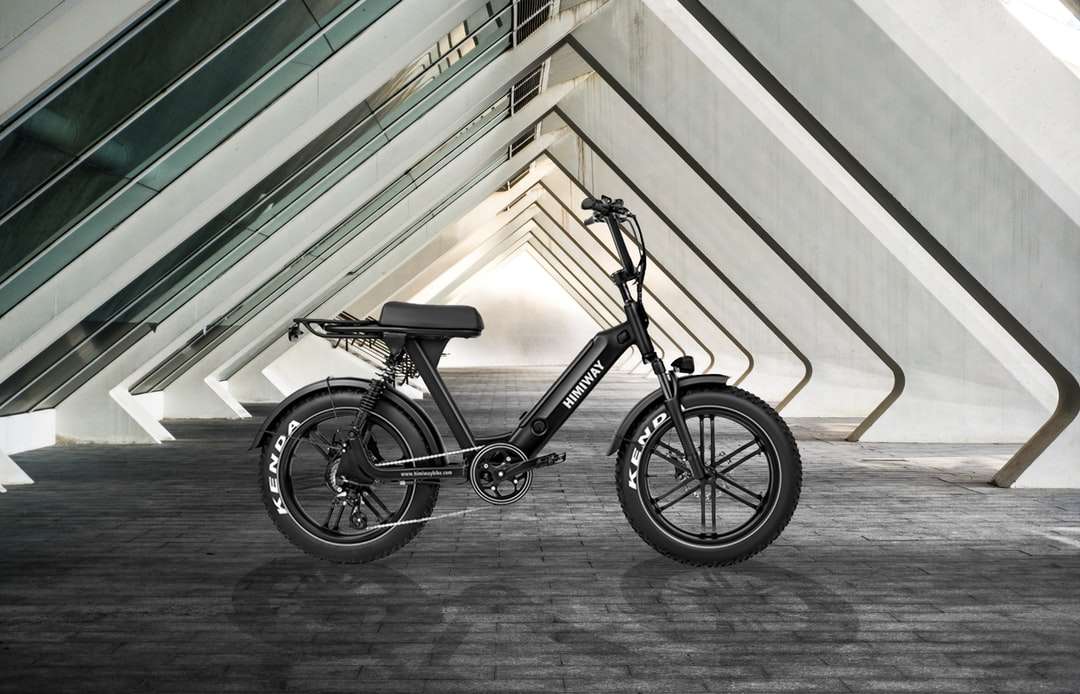 czarny i szary rower na szarym betonowej podłodze puzzle online