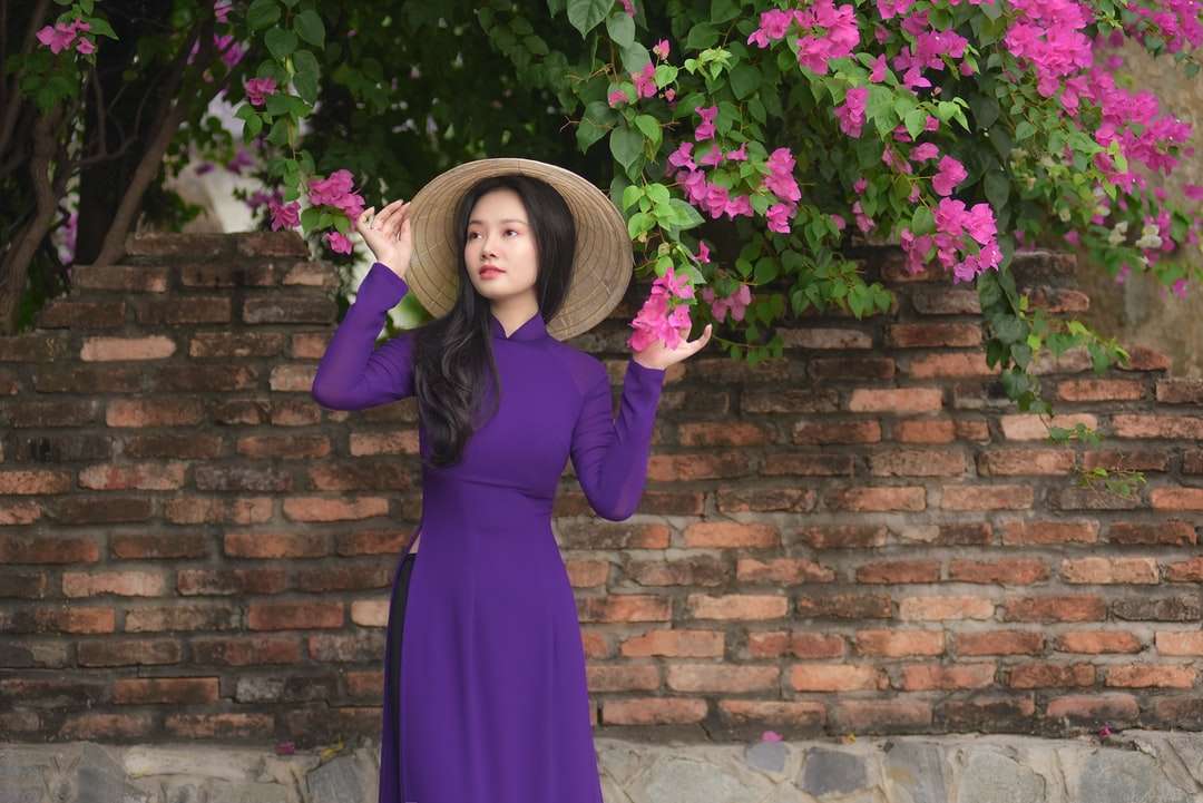 Kobieta w purpurowej sukni z długim rękawem puzzle online
