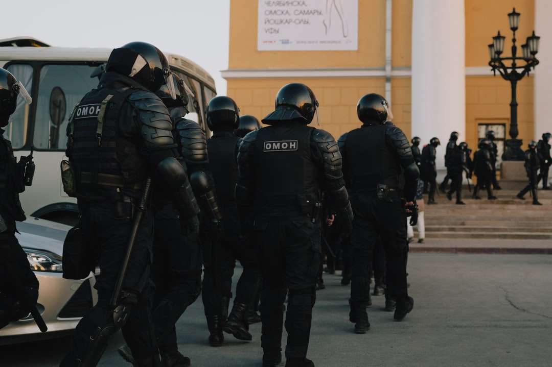 grupa policjantów w czarnych mundurach puzzle online