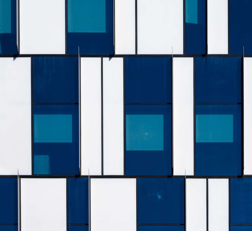 Niebieski i biały betonowy budynek puzzle online