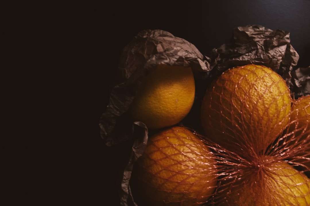 pomarańczowy owoc w czarnej plastikowej torbie puzzle online