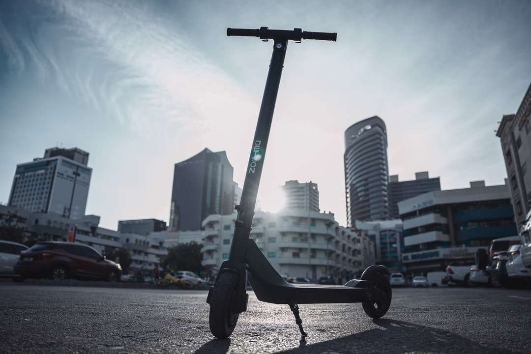 Czarny rower w pobliżu budynków wód i miasta puzzle online