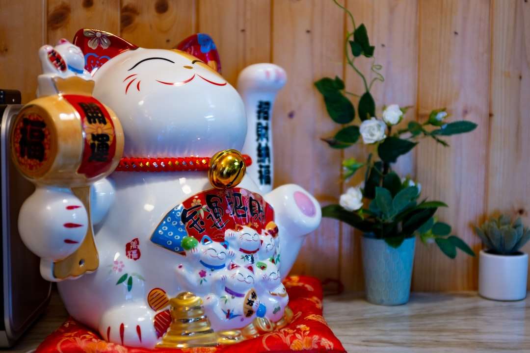 Červená a bílá keramická kočka figurka skládačka