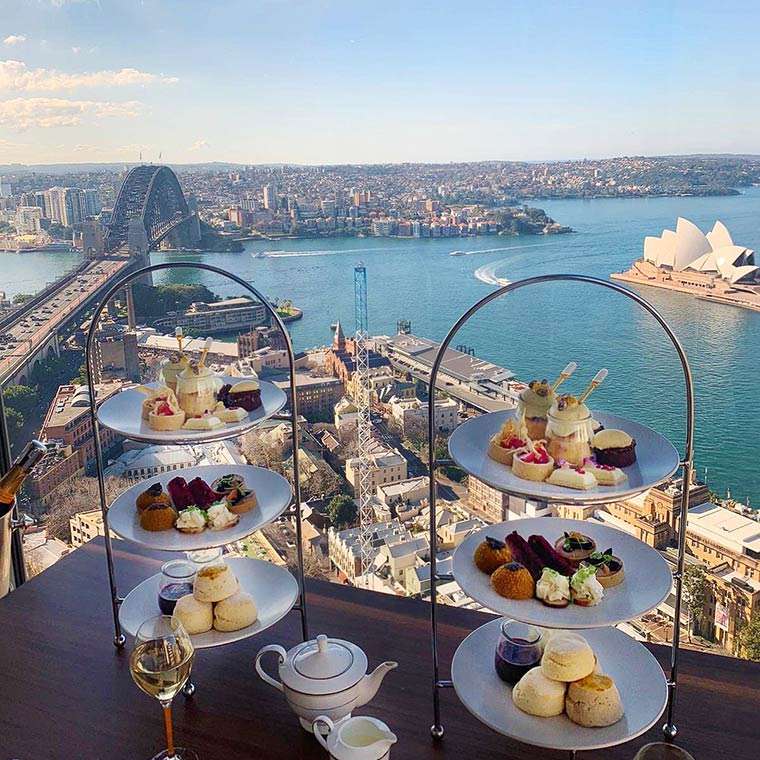 Posiłek w restauracji z widokiem na Sydney puzzle online