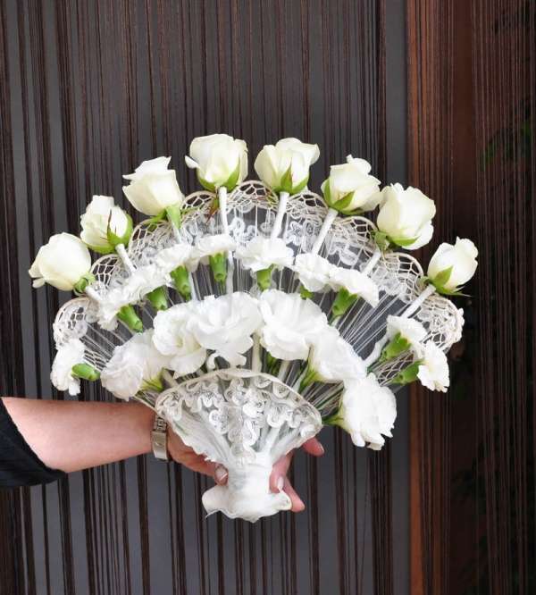 Ślubne kwiaty- wachlarz z róż puzzle online