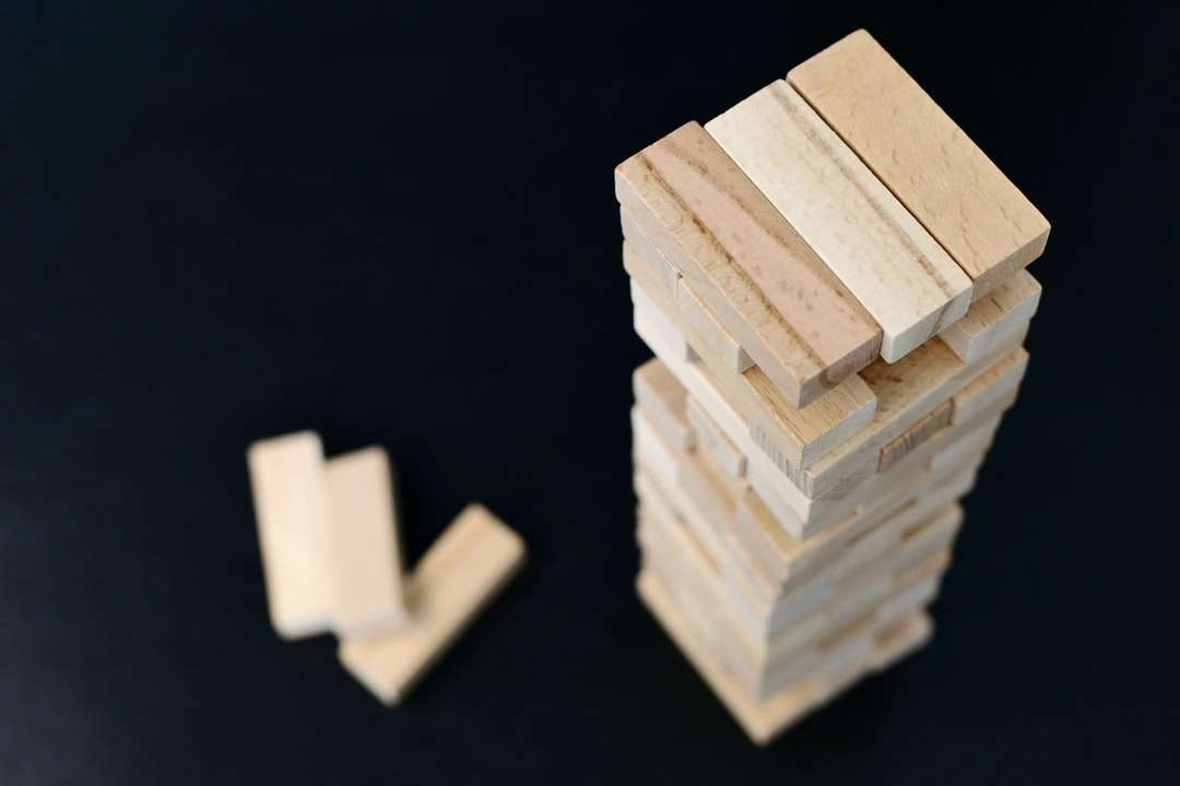 Białe drewniane bloki na czarnej powierzchni puzzle online