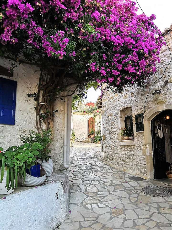 Place Afioni na wyspie Korfu puzzle online