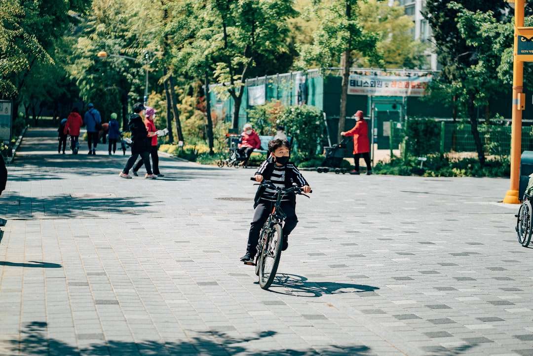 człowiek w czarnej kurtce, jazda na rowerze na drodze w ciągu dnia puzzle online