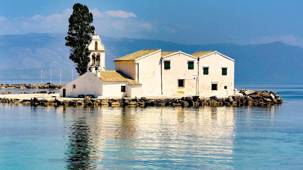 Klasztor wyspa Vlacherna przed Korfu puzzle online