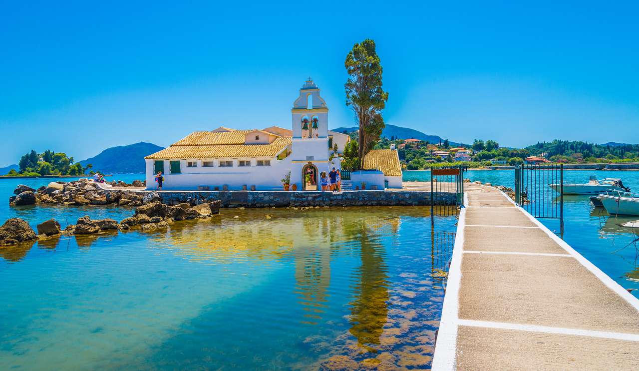 Klasztor wyspa Vlacherna z wyspą myszy przed Korfu puzzle online
