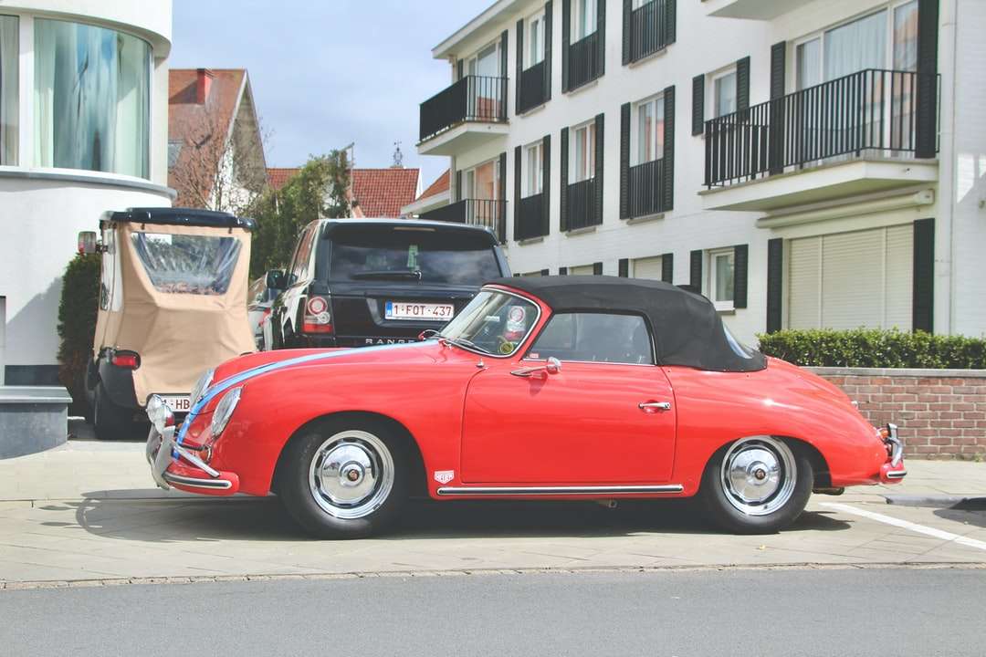 Czerwony samochód kabriolet zaparkowany na ulicy w ciągu dnia puzzle online