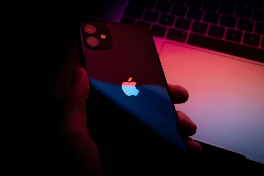Osoba posiadająca iPhone z błękitną skrzynką puzzle online