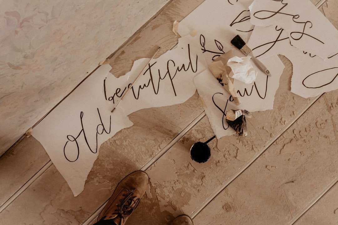 osoba w brązowych skórzanych butach stojąca na białych płytkach podłogowych puzzle online