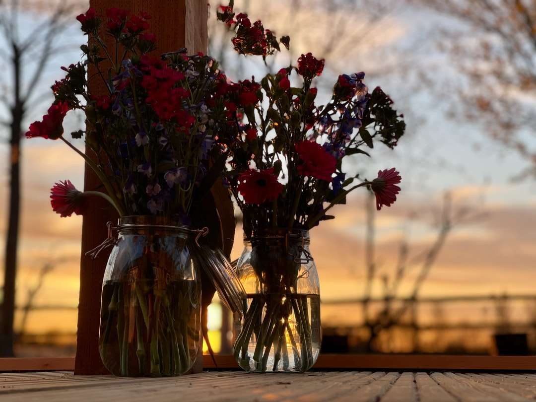Czerwone i żółte kwiaty w jasnym wazonie szklanym puzzle online