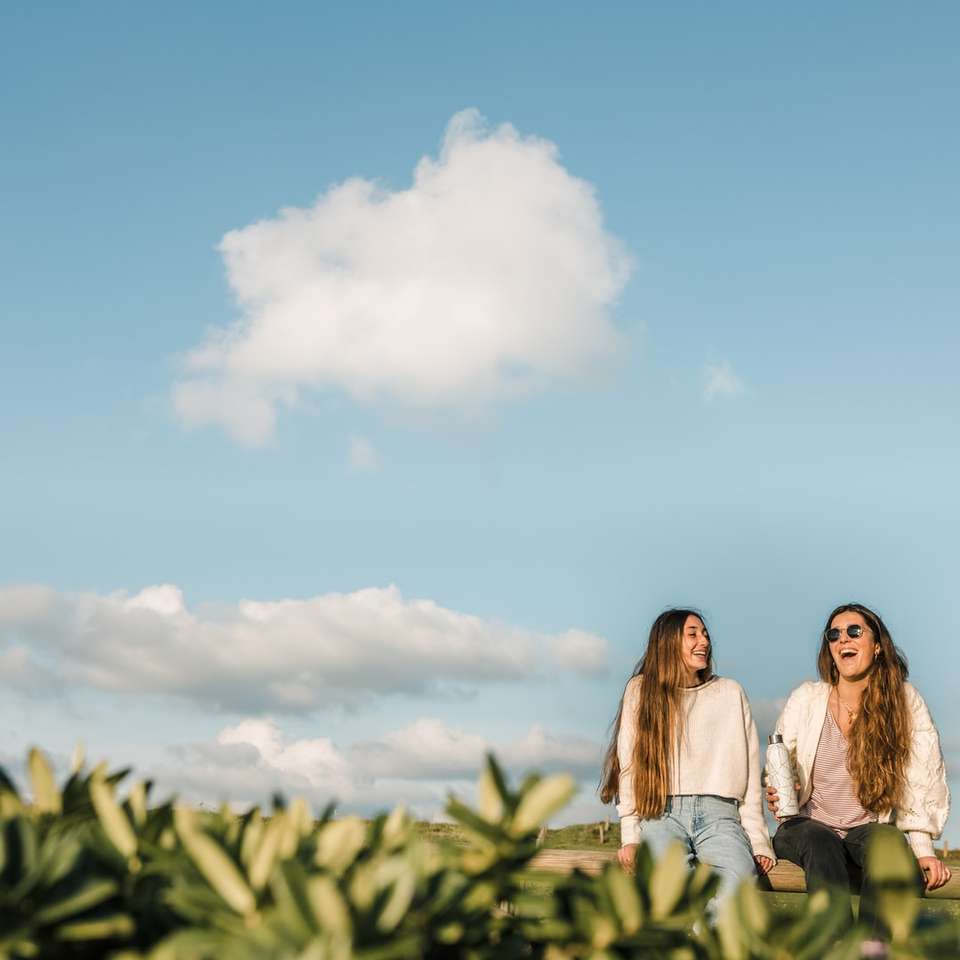 3 kobiety stojące na zielonej trawie pod błękitnym niebem puzzle online