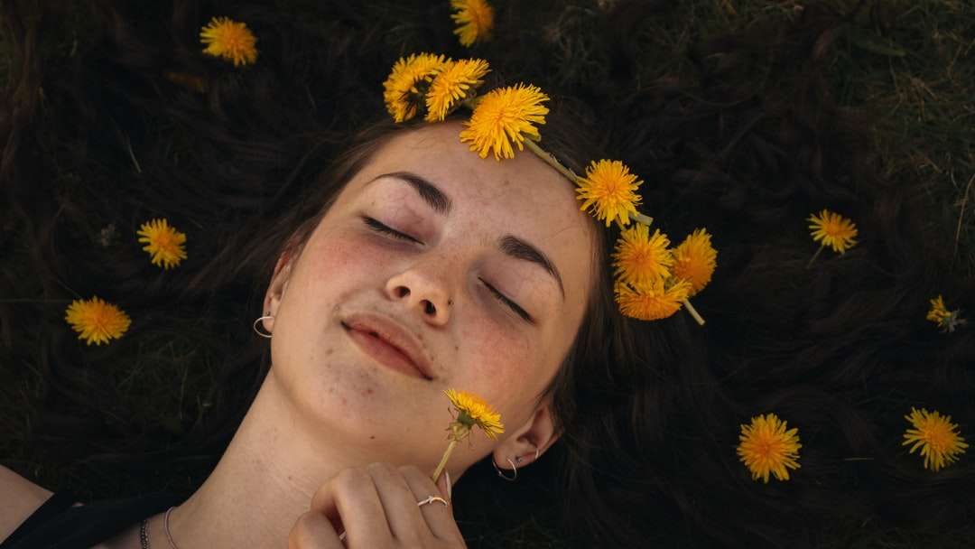 Kobieta z żółtym kwiatem na jej ucho puzzle online