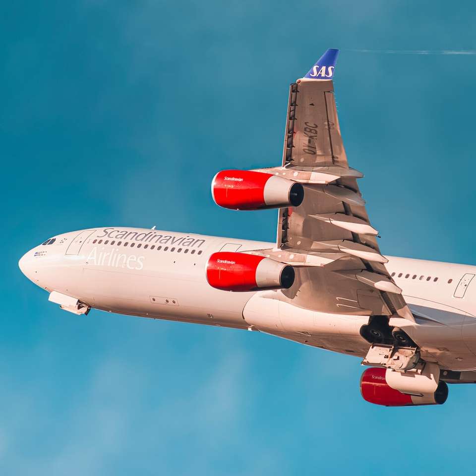 biały i czerwony samolot pasażerski w locie puzzle online