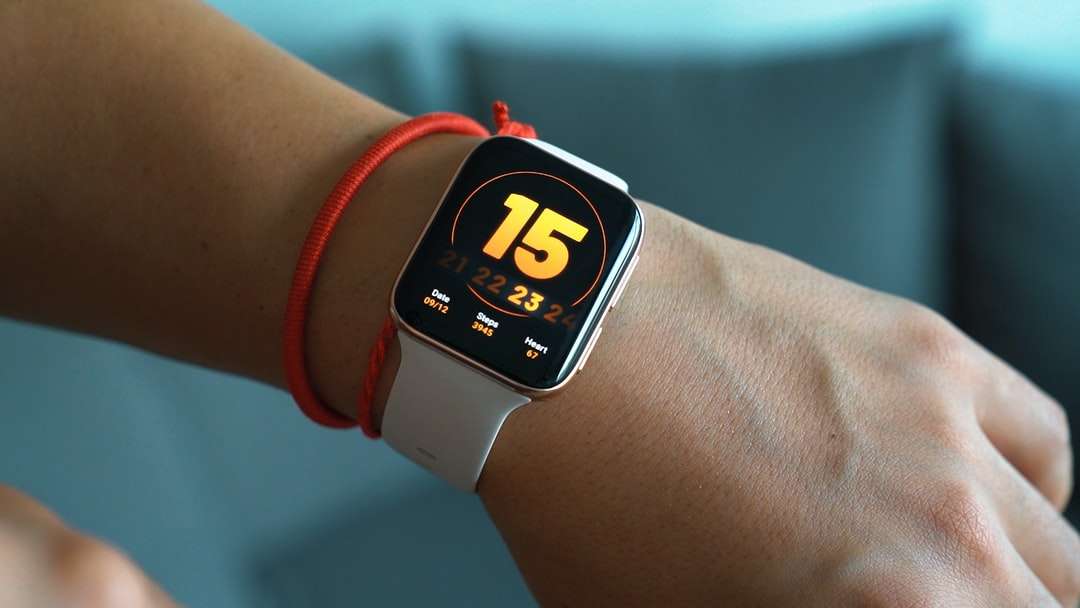 srebrna aluminiowa koperta Apple Watch z czerwonym paskiem sportowym puzzle online