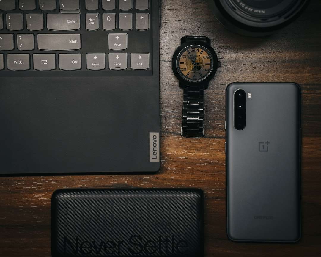 Czarny i srebrny komputer na laptop obok czarnego okrągłego zegarka puzzle online