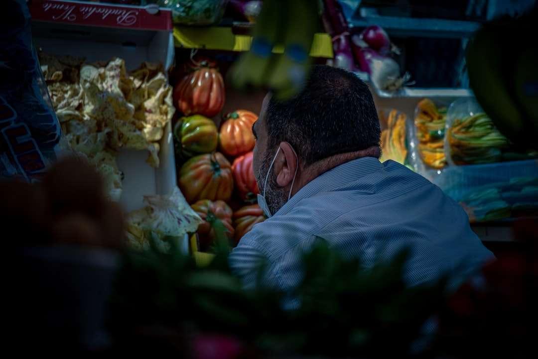 mężczyzna w szarej koszuli stojącej w pobliżu wyświetlacza warzyw puzzle online
