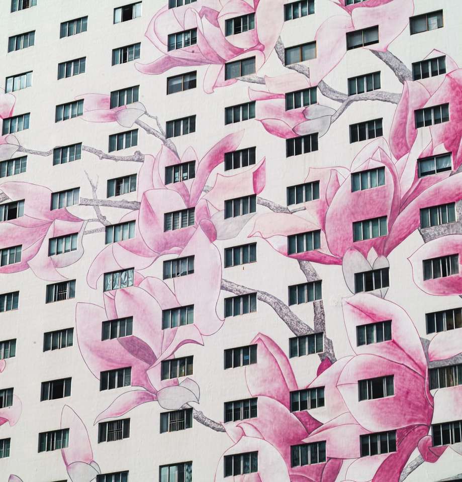 Różowy i biały betonowy budynek puzzle online