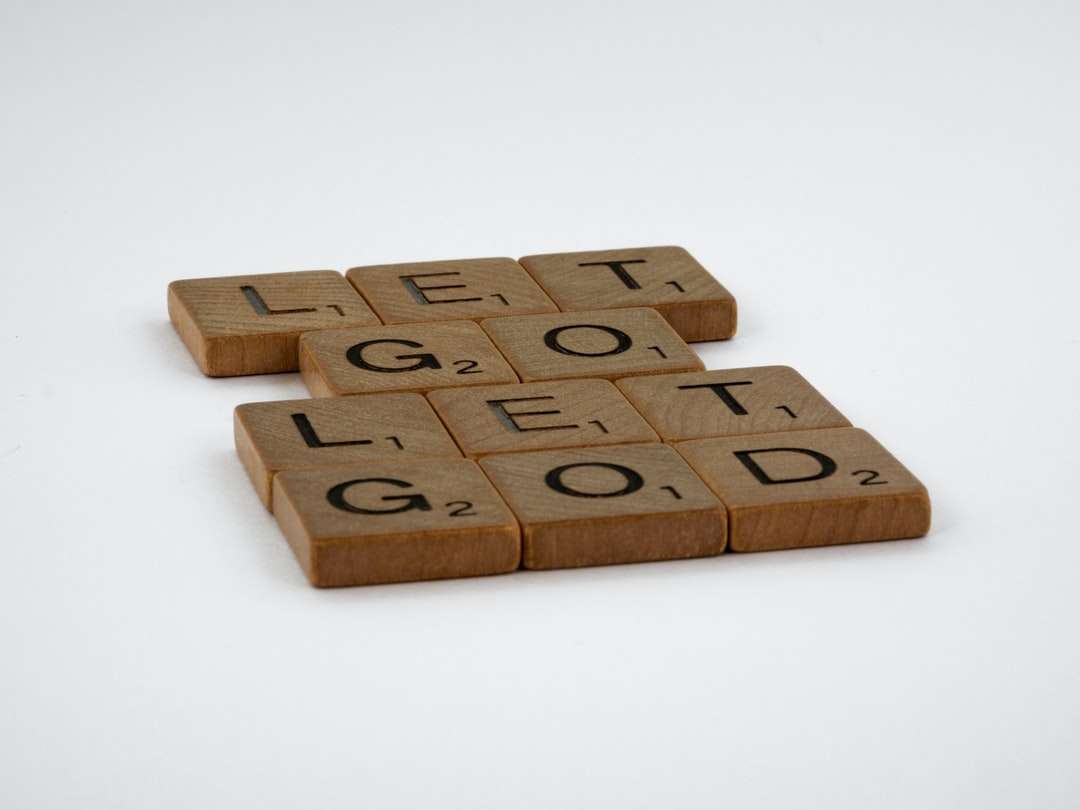brązowe drewniane klocki z numerem 8 puzzle online
