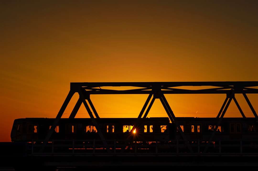 Sylwetka mostu podczas zachodu słońca puzzle online