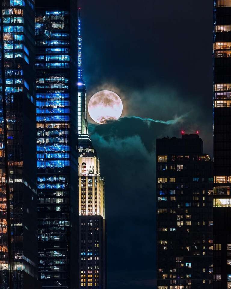 Księżyc w pobliżu Empire State Building puzzle online