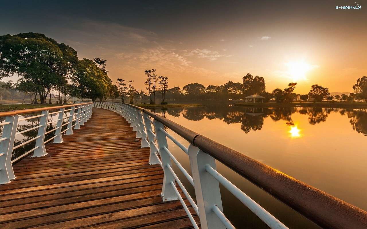 Wschód słońca, rzeka z mostem- Malezja puzzle online
