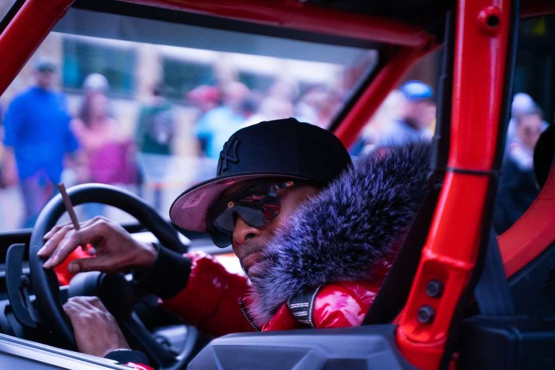 Mężczyzna w czerwonej kurtce jazdy samochodem puzzle online
