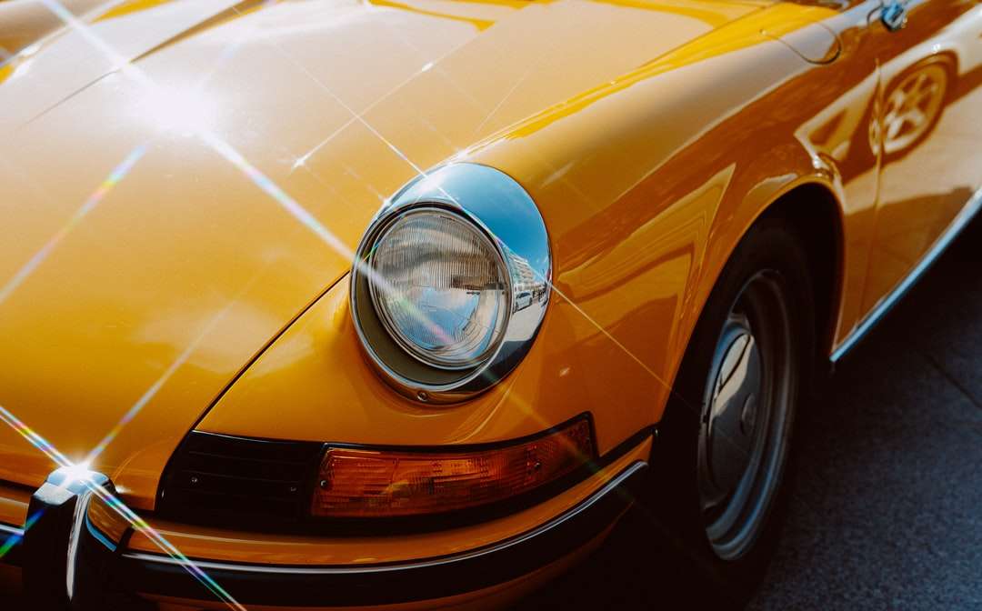 Żółty samochód z chromowanym kołem puzzle online
